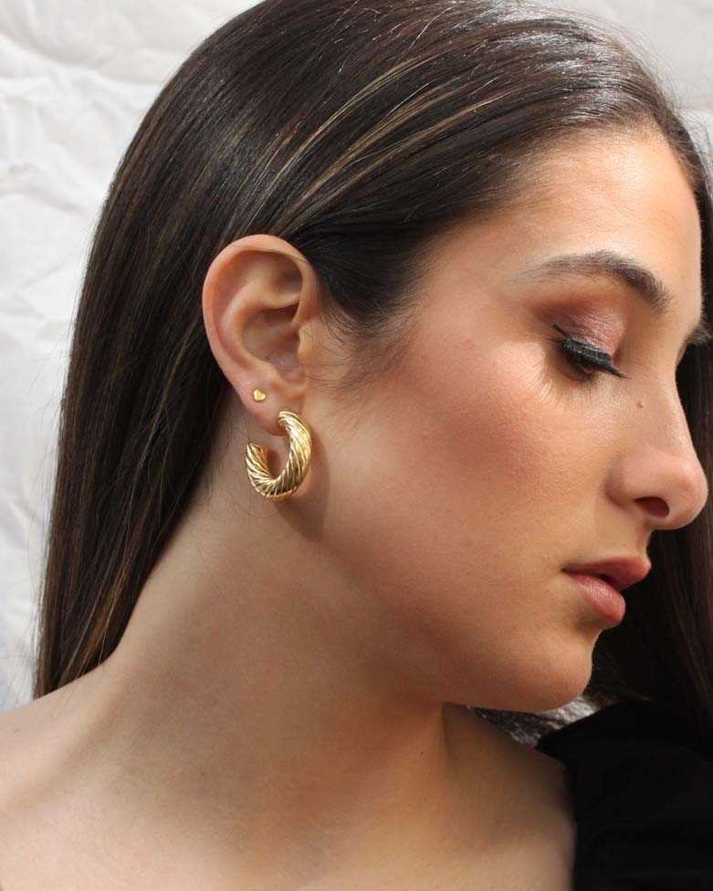 Aros MAKANI Oro | Pendientes dorados anchos con rayas - moon