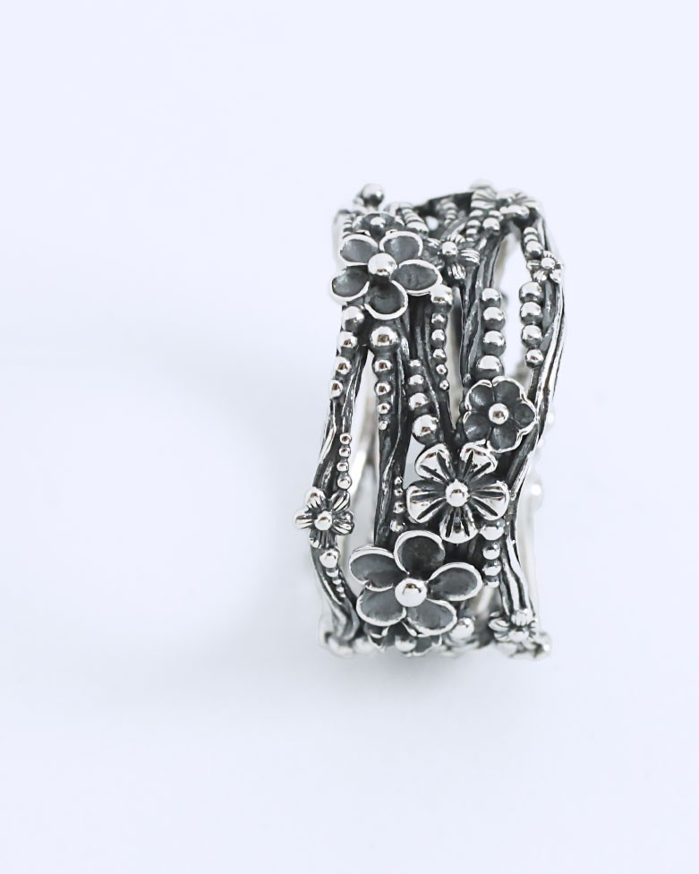 Anillo LAMBU | Plata de Ley Oxidada con Diseño de Flores | moon