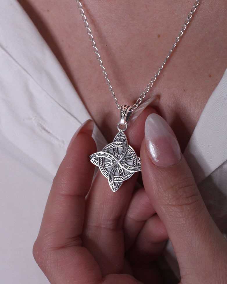 SIHIRI Necklace | Witch's Knot in Silver and Oxidized Finish - moon