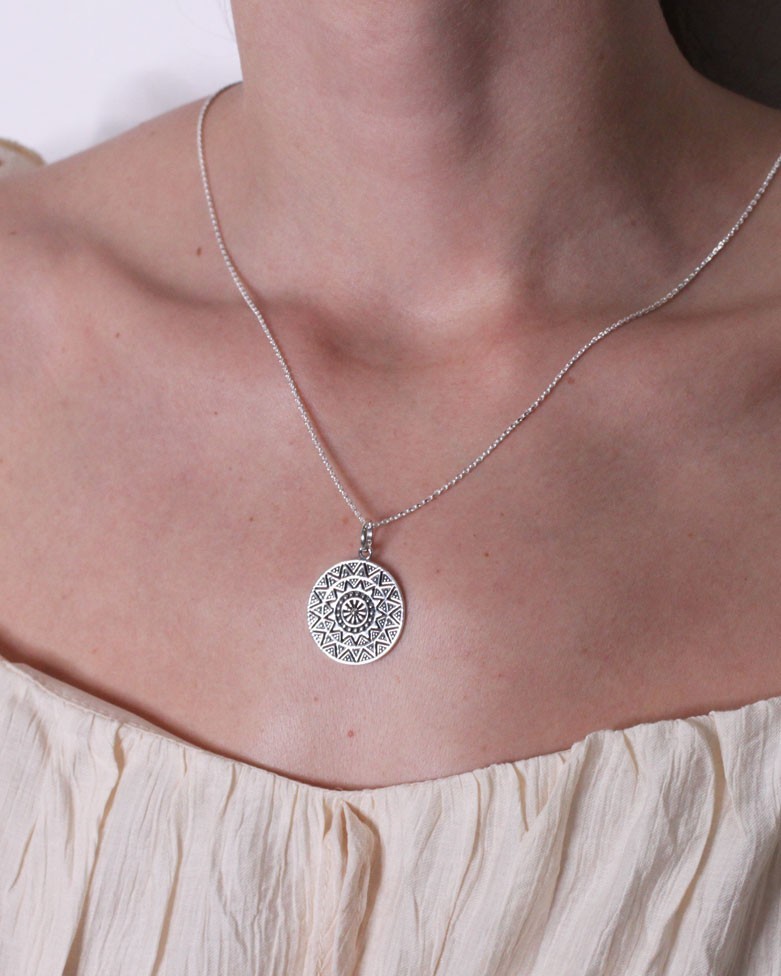 Collar AKOT | Mandala Redondo en Plata de Ley y Acabado Oxidado | moon