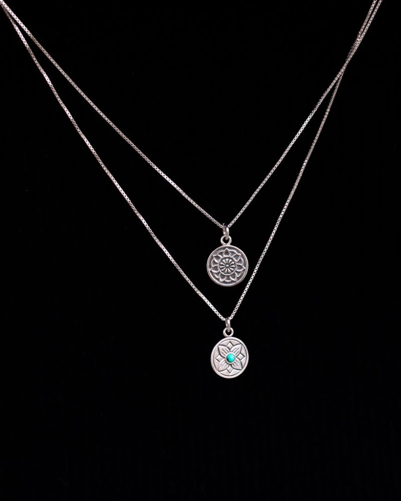 Collar PINKU | En plata con colgante dibujo flor con piedra turquesa - moon