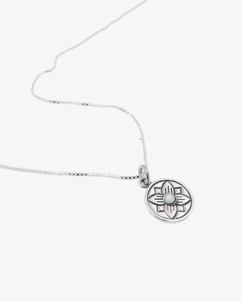Collar PINKU | En plata con colgante dibujo flor con piedra nácar - moon