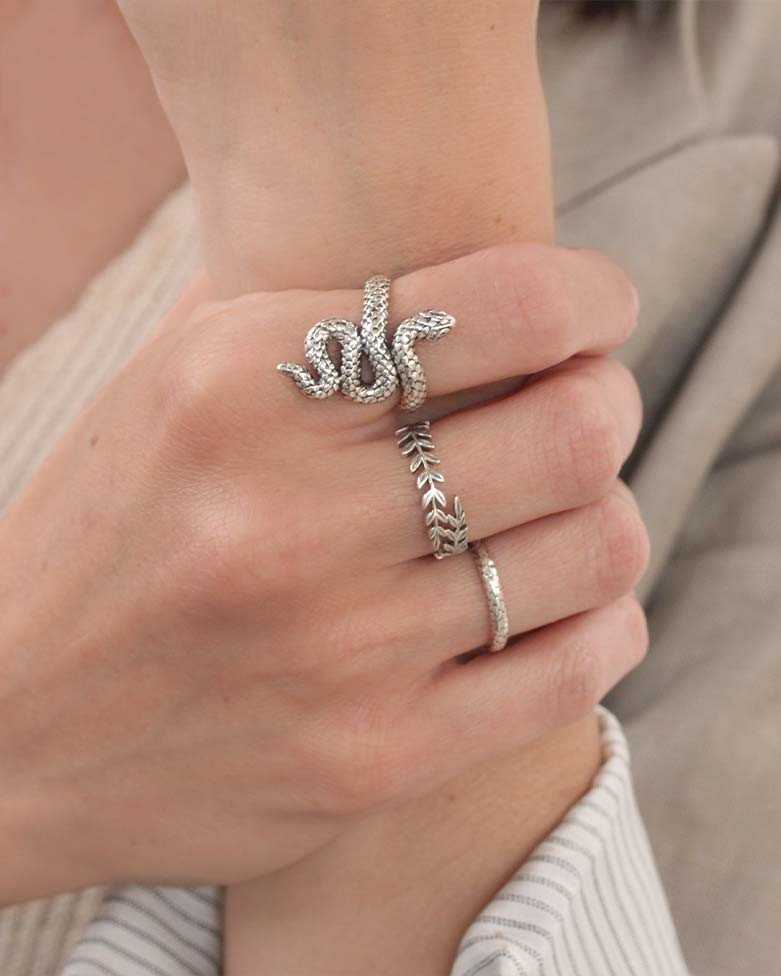 DEFNE Ring | In Sterling Silver in the shape of a branch - moon