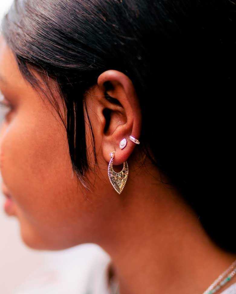 MOHKI earrings | Silver beak-shaped hoops with friezes - moon