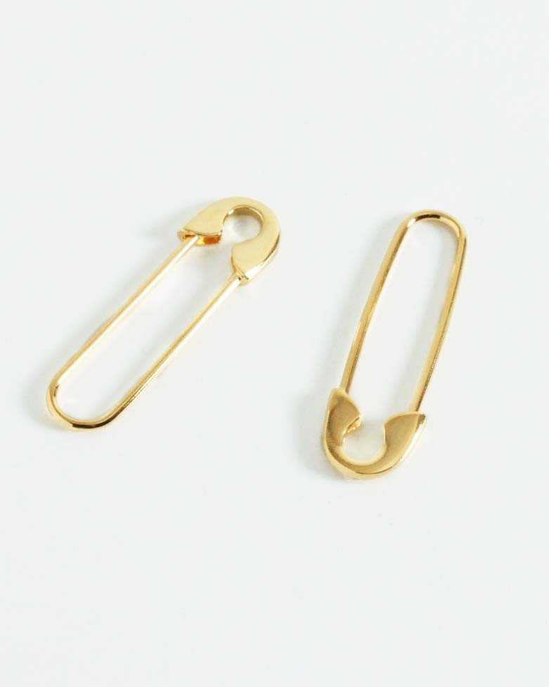 Pendiente ROCKOLA ORO | Forma de imperdible con baño en oro - moon