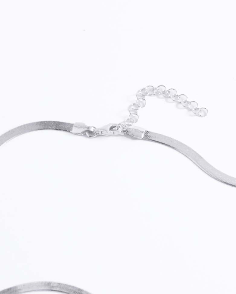 BANK necklace | Flat design herringbone chain in silver - moon